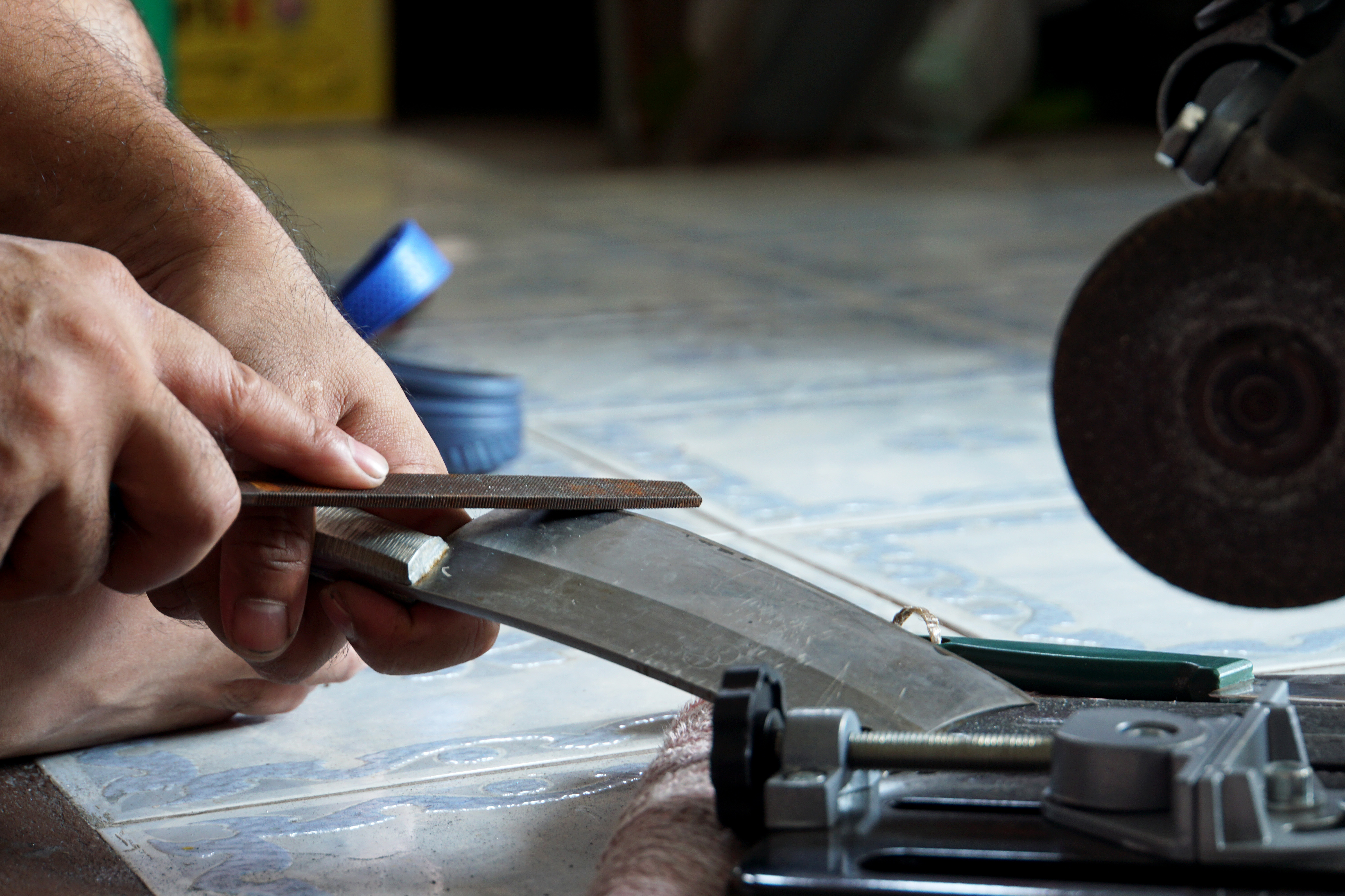 sharpen a survival knife