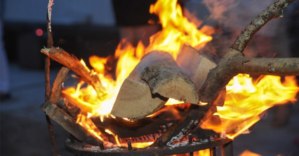 How to Start a Fire With Wet Wood &#8211; 6 Pro Tips