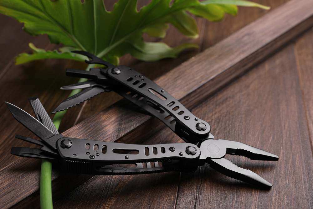 Folding multi-tool with pliers